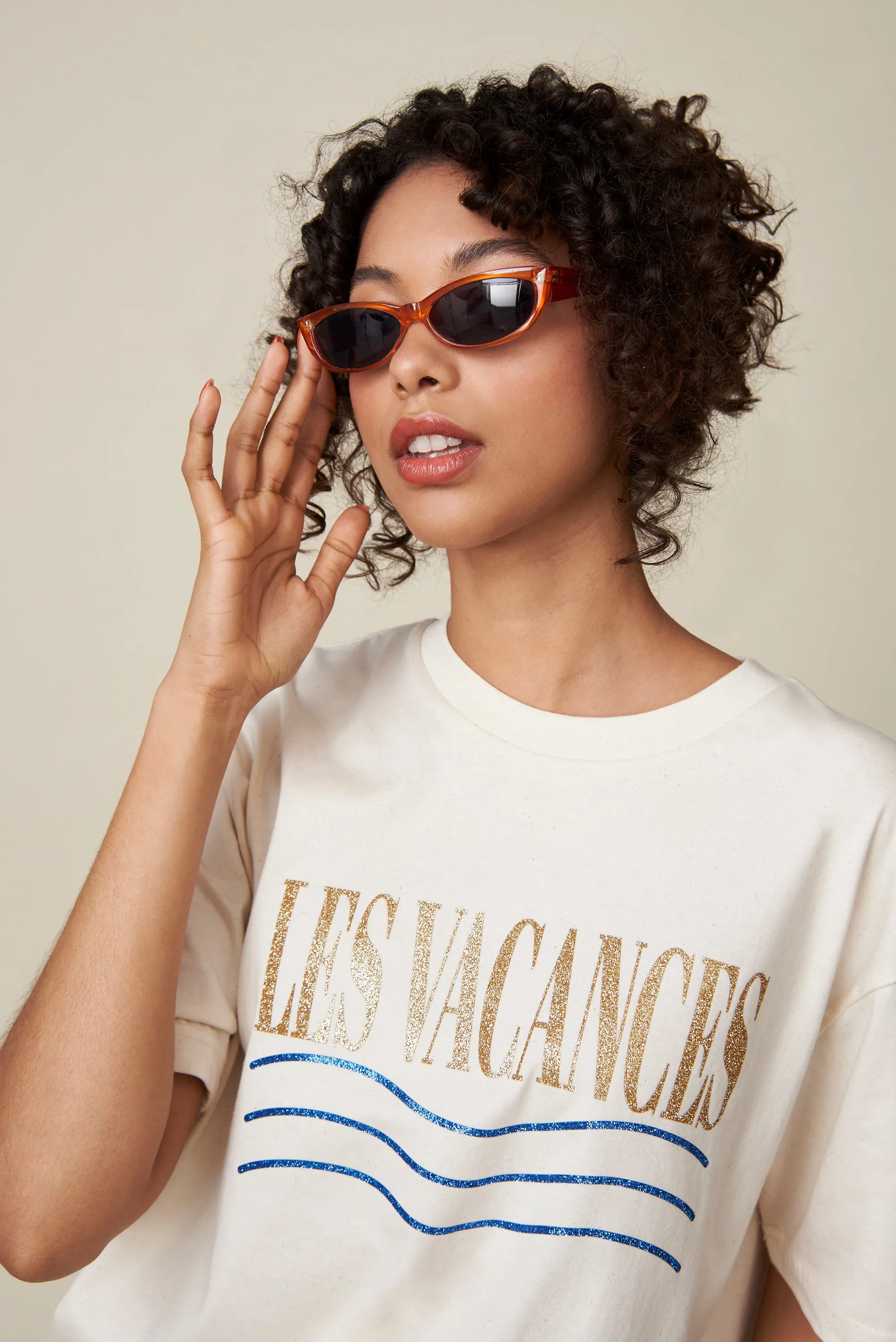 Les Vacances T-Shirt - Beige/ Gold&Blau Glitzer